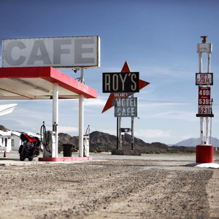 Ein Motorrad steht an der alten Tankstelle Amboy auf Route 66 in Kalifornien vor Roys Motel & Cafe
